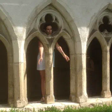Laura Rossi dans le cloître de St-Ursanne